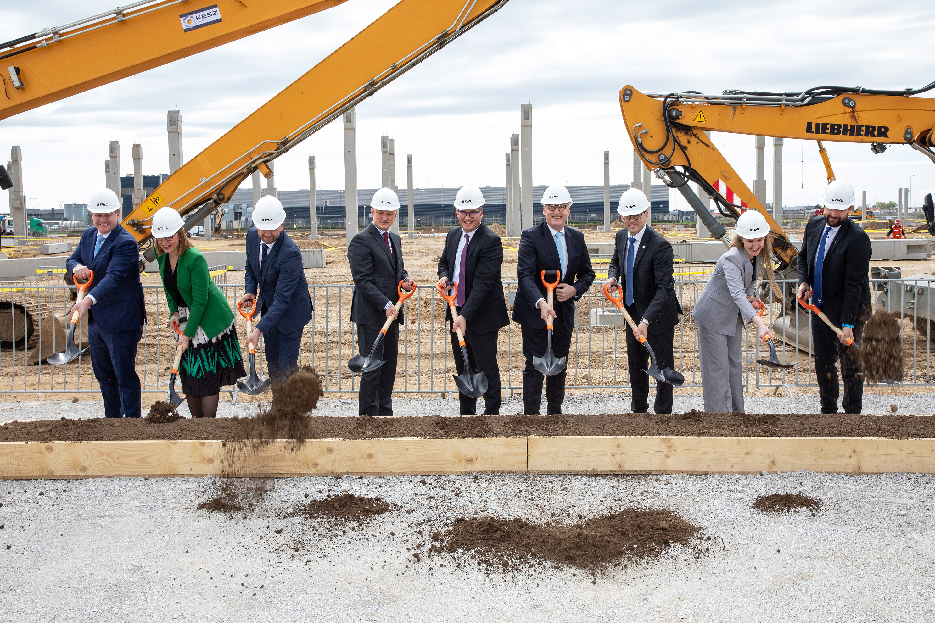 Cerimonia simbolica di posa della prima pietra di un nuovo impianto di produzione di batterie in Romania: (da sinistra) Michael Traub, Presidente del Consiglio Direttivo STIHL, Alina Silaghi, Direttore Generale ADLO, Florin Birta, Sindaco della città di Oradea, Dott. Nikolas Stihl, presidente del comitato consultivo STIHL, Martin Schwarz, membro del consiglio direttivo STIHL per la produzione e i materiali, il dott. Michael Prochaska, membro del Consiglio Direttivo STIHL Risorse Umane e Affari Legali, Dott. Robert Feulner, amministratore delegato ANDREAS STIHL POWER TOOLS S.R.L. Romania, Noemi Straub, Vicepresidente Finanza, Legale e IT, Amministratore ANDREAS STIHL POWER TOOLS S.R.L. Romania e Attila Puskás, direttore del contratto Kész Romania. 