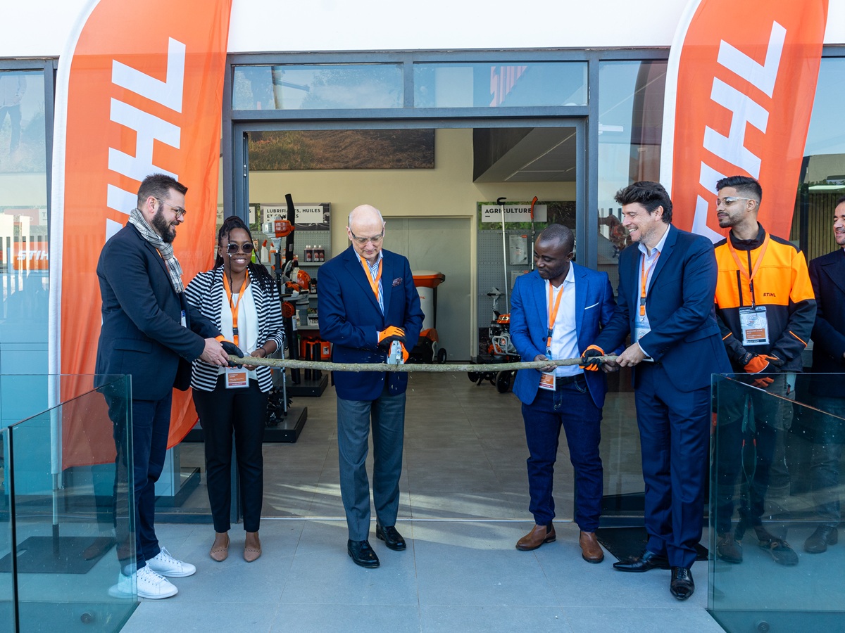 Il dott. Nikolas Stihl ha inaugurato simbolicamente le due nuove aziende STIHL in Africa tagliando un ramo.